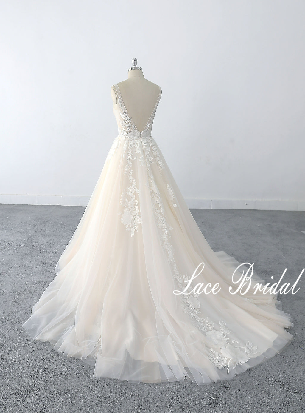 Vestidos de novia en tonos nude y beige, vestidos de novia de encaje, vestidos de novia a medida