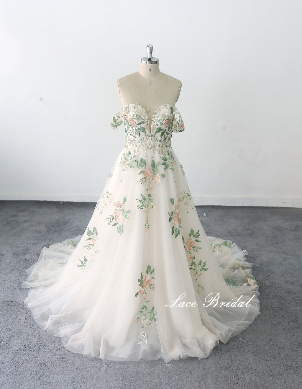 Vestido de novia color champán claro; vestido de novia hecho a medida; vestido de novia de encaje verde; vestido de novia para exteriores.