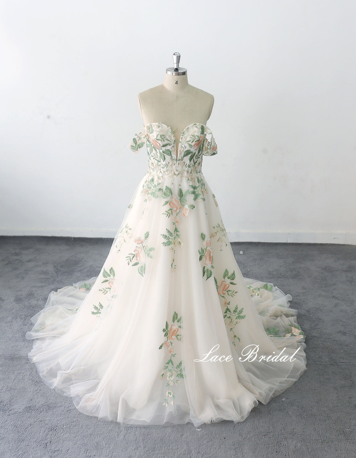 Light champagne wedding dress; custom-made wedding dress; green lace wedding dress; outdoor wedding dress.