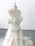 Light champagne wedding dress; custom-made wedding dress; green lace wedding dress; outdoor wedding dress.