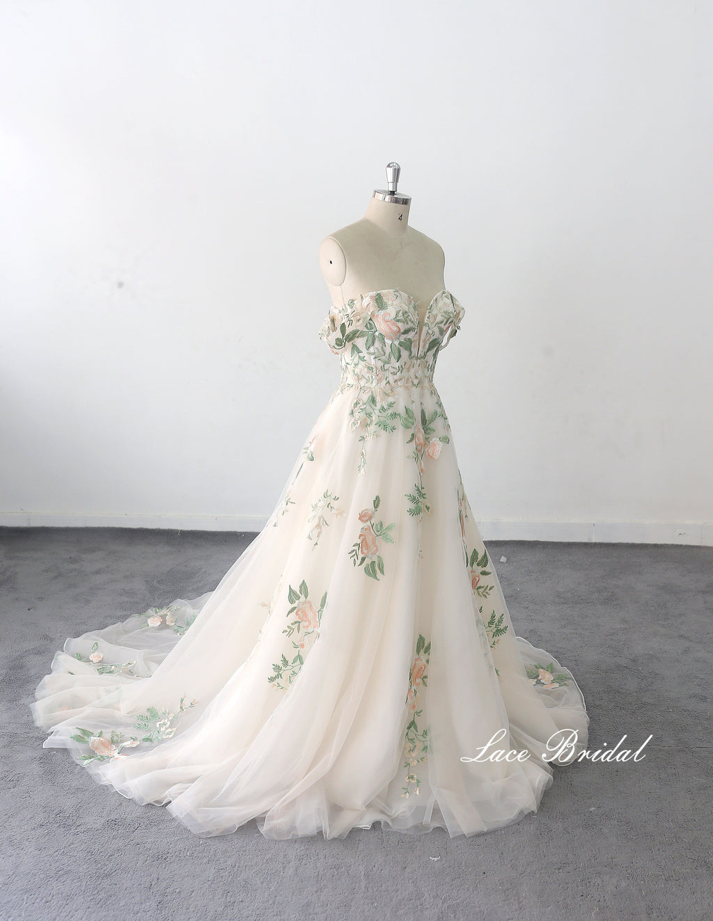 Vestido de novia color champán claro; vestido de novia hecho a medida; vestido de novia de encaje verde; vestido de novia para exteriores.