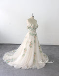 Vestido de novia color champán claro; vestido de novia hecho a medida; vestido de novia de encaje verde; vestido de novia para exteriores.