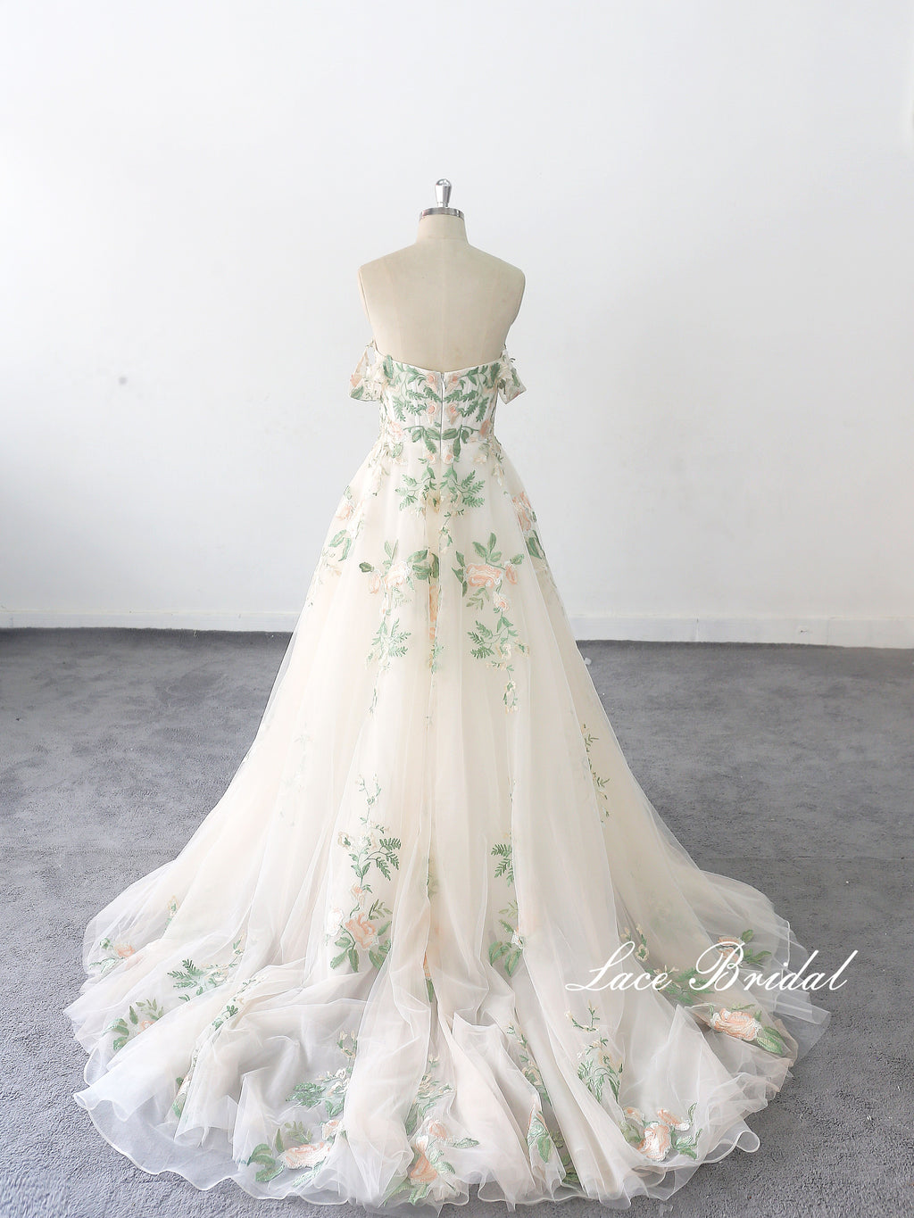Vestido de novia color champán claro; vestido de novia hecho a medida; vestido de novia de encaje verde; vestido de novia para exteriores.