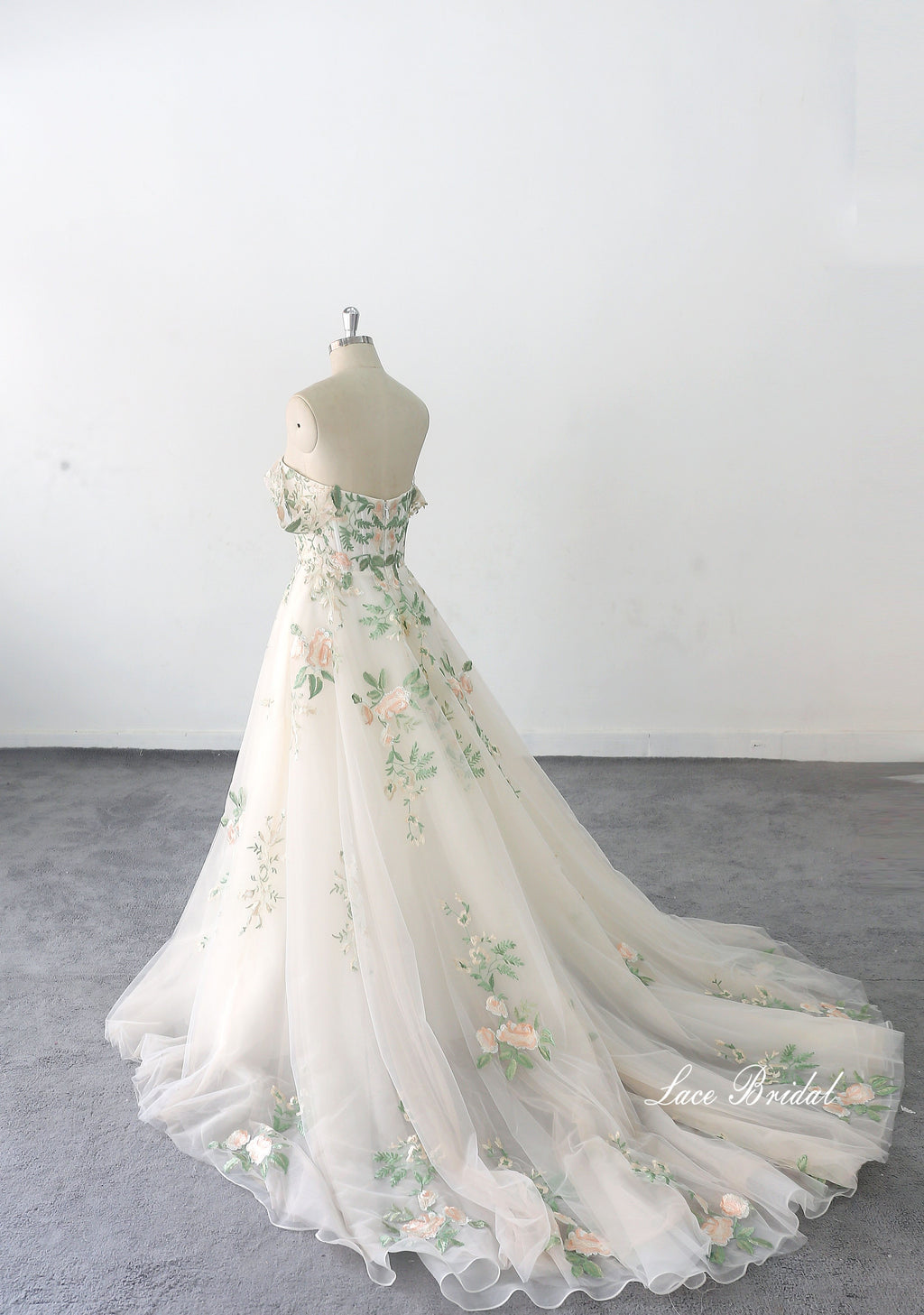 Vestido de novia color champán claro; vestido de novia hecho a medida; vestido de novia de encaje verde; vestido de novia para exteriores.