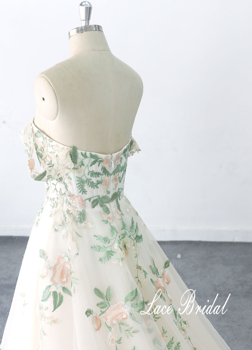 Vestido de novia color champán claro; vestido de novia hecho a medida; vestido de novia de encaje verde; vestido de novia para exteriores.